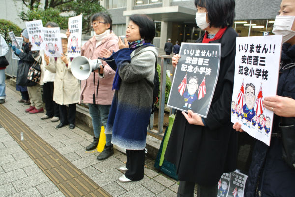 国会記者会館前に集まった市民たちは新聞・テレビに対して「森友疑惑をちゃんと報道して」と抗議した。＝2月、永田町　撮影：筆者＝