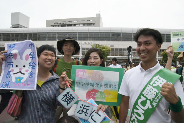 ある母親は「自分が中学生だった頃、弁当を持って来れない同級生がいた」「弁当を作る時間を家族の団らんに充てたい」と語った。＝16日、桜町駅前広場　撮影：筆者＝