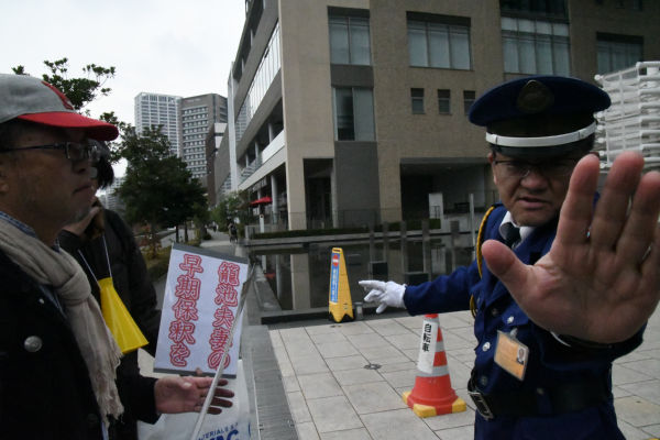 大阪地検の通用口につながる公道で抗議していた市民をガードマンは排除にかかった。写真も撮らせまいとした。=30日、大阪市内　撮影：筆者=