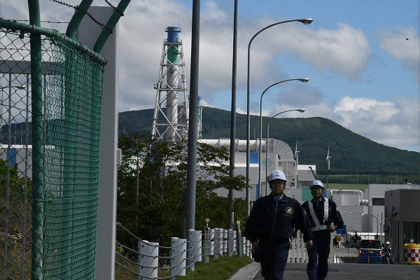 日本原燃の核再処理工場。写真を撮るとすぐにガードマンが飛んできた。＝14日、青森県六ケ所村　撮影：筆者＝