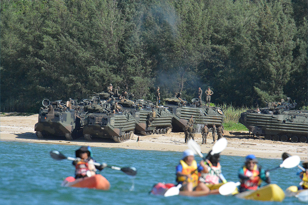 在日米海兵隊の水陸両用戦車が訓練のため浜に出ていた。＝17日、辺野古の浜　撮影：筆者＝
