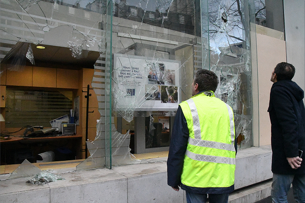 地元銀行の窓ガラスも大きく割られていた。＝9日、パリ市内　撮影：田中龍作＝
