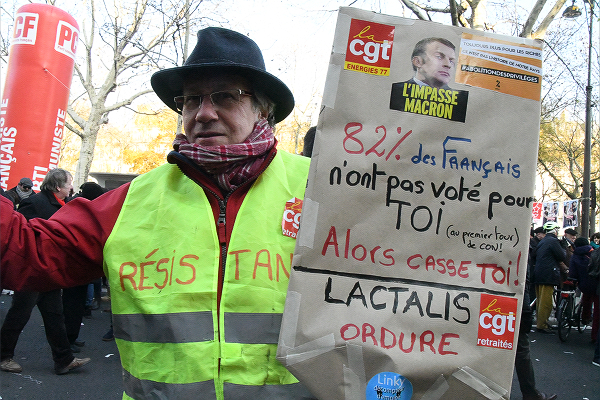 「フランス国民の82％がオマエを支持していないんだ」。マクロン氏は選挙制度の あや で大統領選に勝利したに過ぎない。どこかの国の首相と同じだ。＝14日、パリ市内　撮影：田中龍作＝