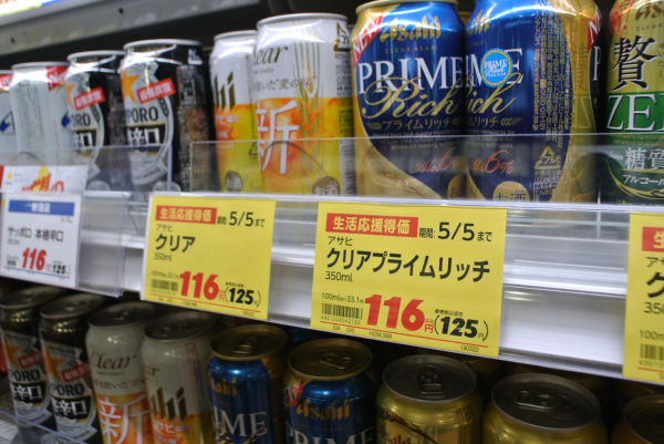 第３のビールは消費税8％の今でさえ税込125円。10％になったら「第4のビール」が主力商品になるのだろうか。＝6日、都内スーパー　撮影：取材班＝