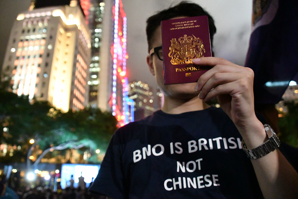 BNOパスポートを手にした男性は「中国人民解放軍が鎮圧に乗り出してきたら、家にこもる」。＝16日、香港　撮影：田中龍作＝