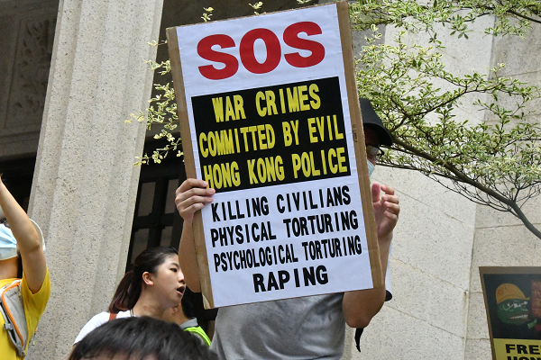 「SOS」まで飛び出した。香港市民のすがるような思いが伝わる。＝8日、米国総領事館そば　撮影：田中龍作＝