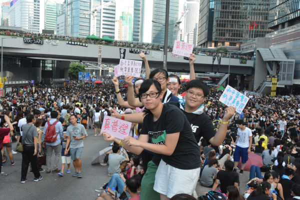 『普通選挙』の実施を求める高校生（当時）。彼らは大学生あるいは社会人になって、いま前線に立つ。＝2014年、中国人民解放軍・駐香港基地前　撮影：田中龍作＝