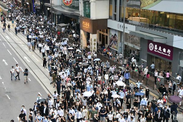 平日のデモに香港名物のトラム（2階建て路面電車）も止まった。＝4日、中環　撮影：田中龍作＝