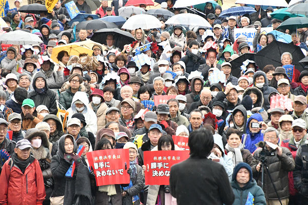 住民の代表4人がそれぞれの立場から「カジノは要らない」と訴えた。横浜市民の多くはカジノ誘致を止めさせる住民投票と林市長のリコールを目指す。＝22日、山下公園　撮影：田中龍作＝