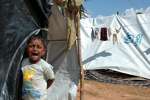 泣きながらテントから出てきた男の子。サリ村避難所で