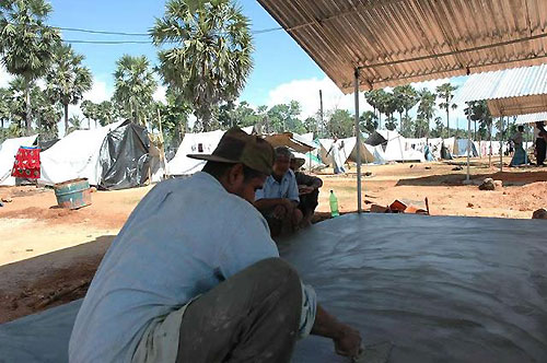 仮設住宅の建設が進むサリ村避難所(撮影：いずれも筆者）