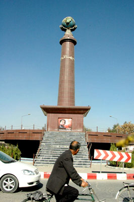 マスード記念塔。カブール国際空港そば（撮影：いずれも筆者）