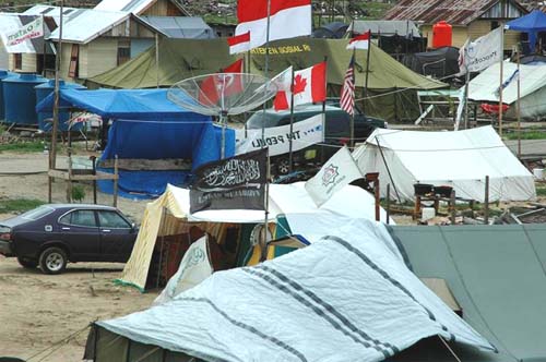 国連機関やNGOのテントがひしめく。画面左上にオックスファムの旗（アチェで筆者撮影）