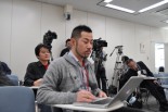インターネット動画中継のセッティングをする畠山氏。記者クラブによるお手打ちも覚悟のうえだった。（5日、総務省記者会見室。写真：筆者撮影）