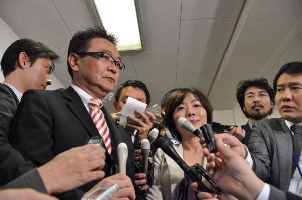 「小沢元代表をめぐる問題は司法の場で決着させるべき」と岡田幹事長に申し入れた森ゆうこ、川内博史両議員。(2１日、民主党本部。写真：筆者撮影）