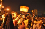 ムバラク大統領が結局は辞任を否定した前夜と違い人々の喜びの声は力強かった。（11日夜、タハリール広場。写真：筆者撮影）