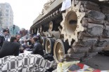 体を張って戦車を止める「反ムバラク派」の民衆。前方にも人々がいる。（7日、タハリール広場。写真：筆者撮影）