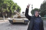 「ムバラク政権打倒派」の人々はカメラを向けると必ずと言ってよいほどＶサインをする。（4日、タハリール広場。写真：筆者撮影）