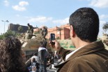 戦車前に座り込んだ「ムバラク打倒派」の人々を携帯電話の内蔵カメラで撮影する市民。（タハリール広場。写真：筆者撮影）。
