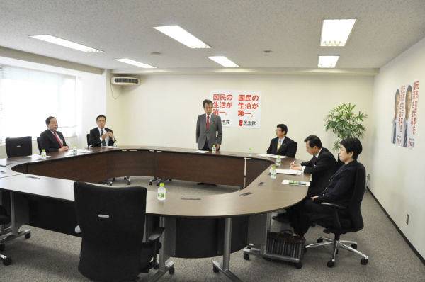 小沢元民主党代表を招き「政治とカネ」について聴取した党倫理委員会。（22日午前、民主党本部。写真：筆者撮影）。