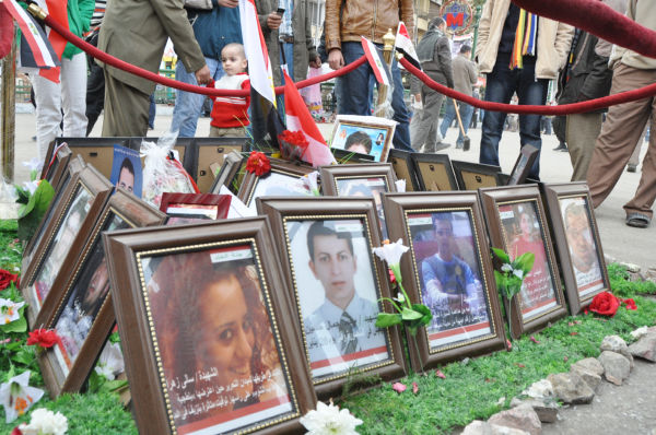 治安警察に射殺された若者たちを慰霊するための献花台がしつらえられた。（タハリール広場。写真：筆者撮影）
