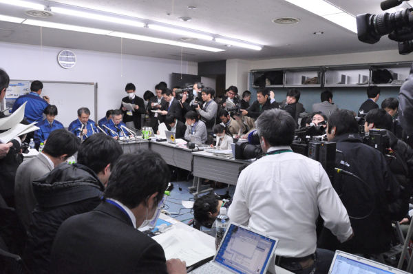 東電記者会見。写真では切れている右奥にも同じ数の記者がいる。（17日、東京電力本店。写真：筆者撮影）。