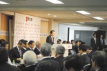 選挙対策で悲鳴をあげる都道府県連の幹事長らを前に伸子夫人の自慢話をする菅首相。（5日午後、民主党本部。写真：筆者撮影）