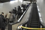 節電のためエスカレーターが停まった地下鉄駅構内。利用者は息を切らしながら階段をのぼる（18日、東京・中央区。写真：筆者撮影）。