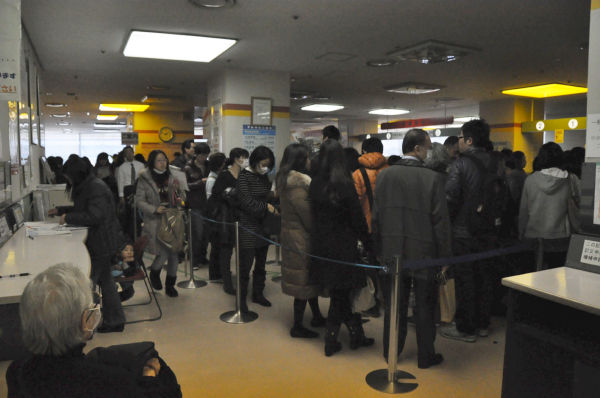 旅券申請は3時間半待ち。入場制限で長蛇の列ができていた。(18日、東京都パスポートセンター・有楽町。写真：筆者撮影）