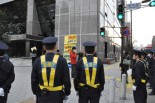 「原発反対」を訴える活動家。警察官の方がはるかに多い。警備の厳重さを物語る。（20日、東京電力本店前。写真：筆者撮影）