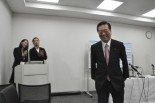 久々に記者会見した小沢元代表。自由報道協会慣例の拍手に送られて会場を後にした。（3日、東京・千代田区。写真：筆者撮影）。
