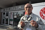 桜井勝延市長は被曝カウンターを手放さない。手にしているのは原子力保安院から、右胸ポケットは日本原子力機構から提供された。(３日、南相馬市役所前。写真：筆者撮影）