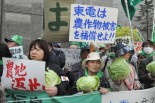 「このキャベツをどうしてくれるの？」農家の女性たちの顔は怒りでこわばっていた。(26日正午ごろ、東京電力本店前。写真：筆者撮影）