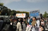 自家製のプラカードを手にデモに参加する家族連れ。(16日、原宿駅前。写真：筆者撮影）