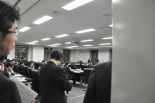 原子力損害賠償紛争審査会。福島県出身女性の猛抗議が実り筆者は撮影できた。（15日、文部科学省。写真：筆者撮影）