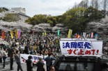 原発反対を訴える1千人余りの市民がデモに向けて参集した。(10日、東京・芝公園。写真：筆者撮影）