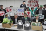 損害賠償請求書を手渡しに東電を訪れた福島県の農民。大きなボトルには牛乳が入っている（26日、東京電力別館。写真：筆者撮影）