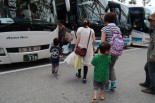 健康相談会を終え帰りのバスに乗り込む母親と子供たち。足どりは重かった。（写真：筆者撮影）