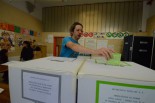 「原発再開を認めず」に投票するアールーノ・ペックさん。（12日、フィレンツェ市内投票所。写真：筆者撮影）