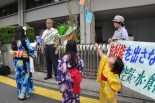 母親代表の横関さんは東電警備長に要請文を子供たちは短冊を手渡した。（7日夕、東京電力電正門前。写真：筆者撮影）