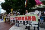 九電東京支社前で玄海原発の停止を求めた。（8日夕、JR有楽町駅前。写真：筆者撮影）