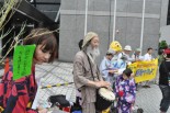 女性（左端）は日本で妊娠することの不安を切々と訴えた。　（7日、東京電力前。写真：筆者撮影）