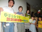 「守る会」の代表ら3人が大場副市長と面談する間、廊下で見守る父母と子供たち。（10日、横浜市役所で。写真：筆者撮影）
