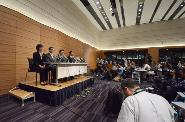 大勢の報道陣が詰めかけた。石川氏の地元の北海道新聞以外、記者クラブからの質問はなかった。（筆者撮影）