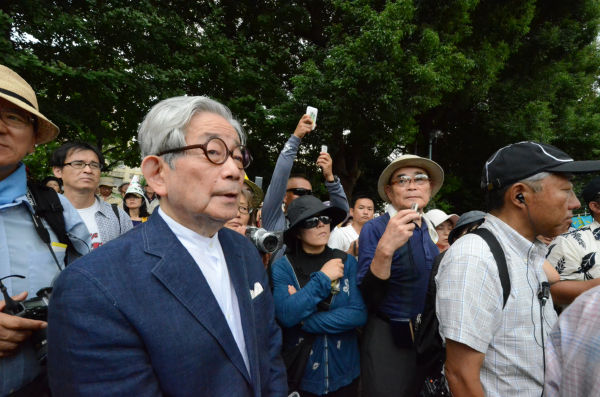 ステージに上るノーベル賞作家の大江健三郎さん。大江さんがスピーチするとあって日頃は「脱原発デモ・集会」に冷淡なマスコミ各社が、取材に駆け付けた。（筆者撮影）