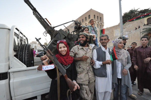 反政府軍兵士と共に独裁者からの解放を喜ぶトリポリ市民。（8月31日、緑の広場。写真：筆者撮影）
