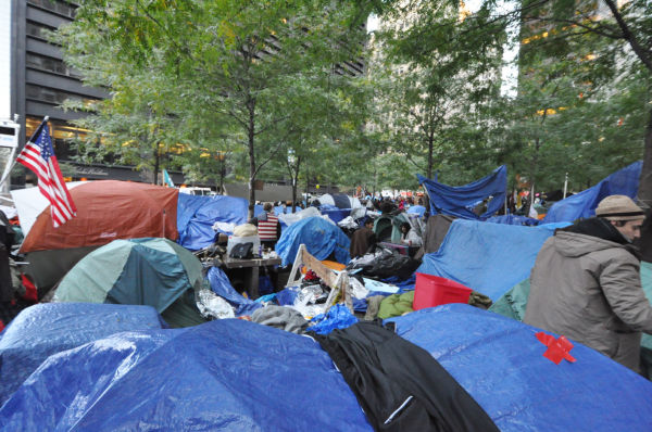 世界に広がる「Occupy 運動」発祥の地、ズコッティ・パーク。占拠者たちが棲む無数のテントが立ち並ぶ。=30日（現地時間）。写真：筆者撮影=