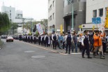 警察官のデモ行進と見間違いそうだ。（21日午後、渋谷。写真：筆者撮影）