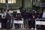 小沢氏緊急入院の知らせを聞いた報道陣が病院前に張りついた。（7日午前0時過ぎ、日本医科大学附属病院。写真：筆者撮影）