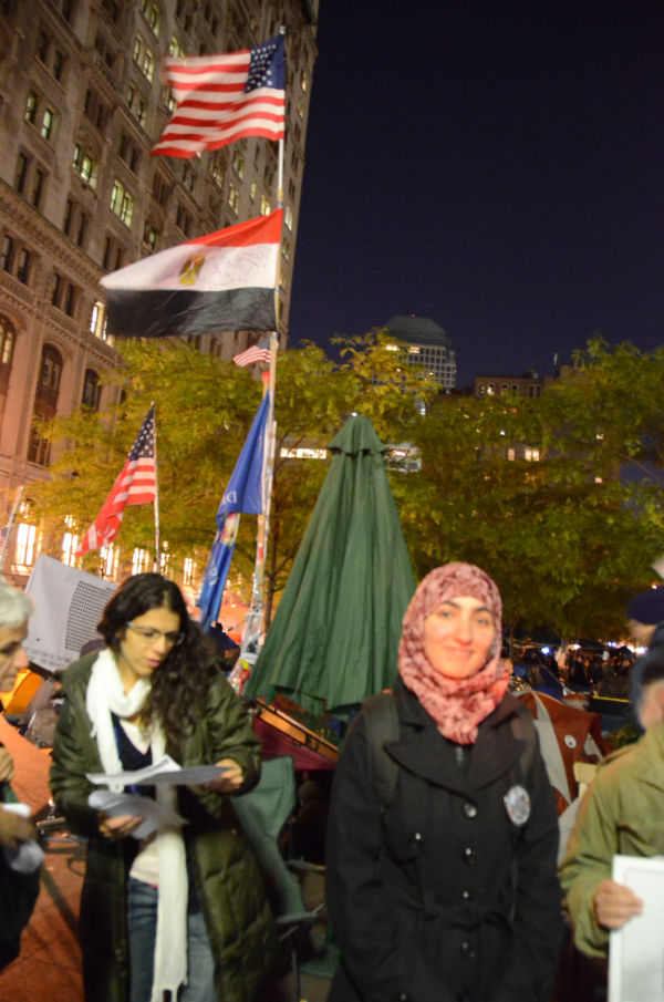 エジプト国旗と星条旗が共に翻った。スカーフ姿の女性はエジプト市民革命と「Occupy行動」の共通点を強調した。＝ズコッティ公園。写真：筆者撮影＝